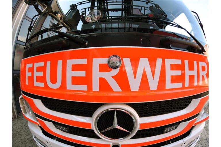 Frontansicht eines Löschfahrzeugs der Feuerwehr. Foto: Patrick Seeger/Archivbild