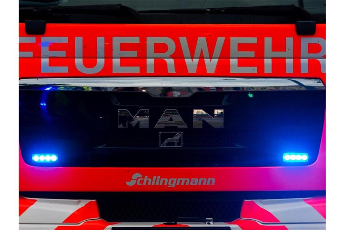 Frontansicht eines Löschfahrzeugs der Feuerwehr. Foto: Mohssen Assanimoghaddam/dpa/Symbolbild