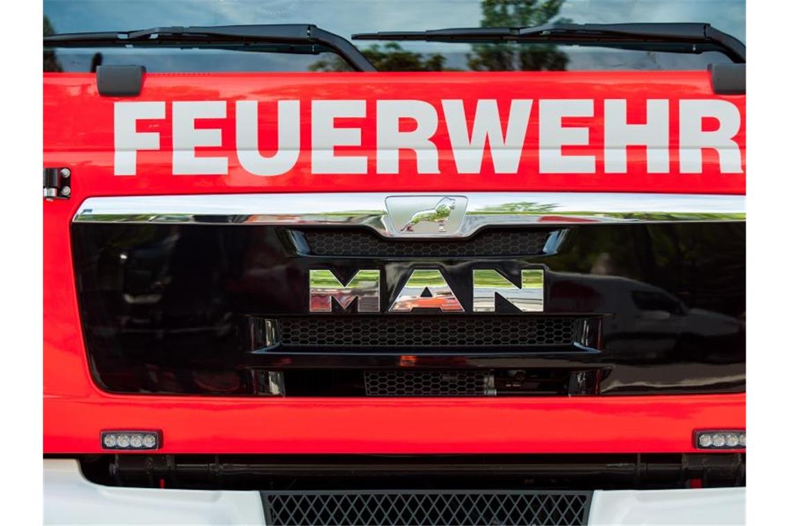 Feuerwehr rettet Seniorin aus brennender Wohnung Frontansicht eines Löschfahrzeugs der Feuerwehr. Foto: Hauke-Christian Dittrich/dpa/Symbolbild/Archiv