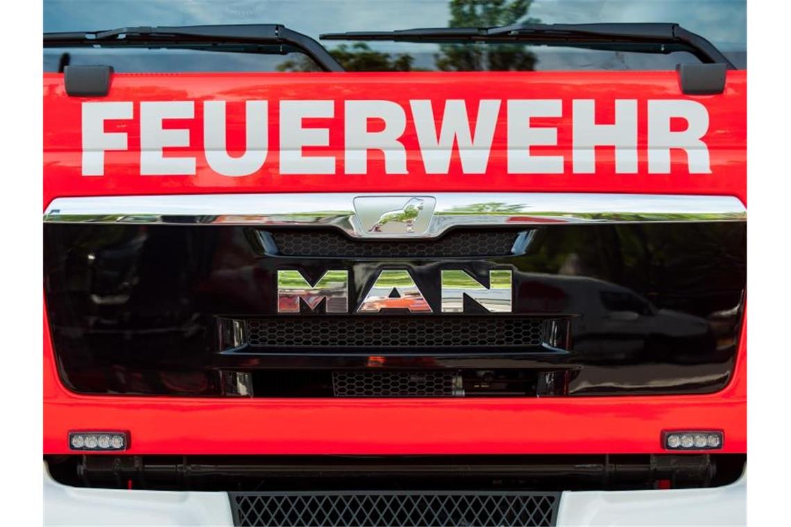Frontansicht eines Löschfahrzeugs der Feuerwehr. Foto: Hauke-Christian Dittrich/dpa/Symbolbild