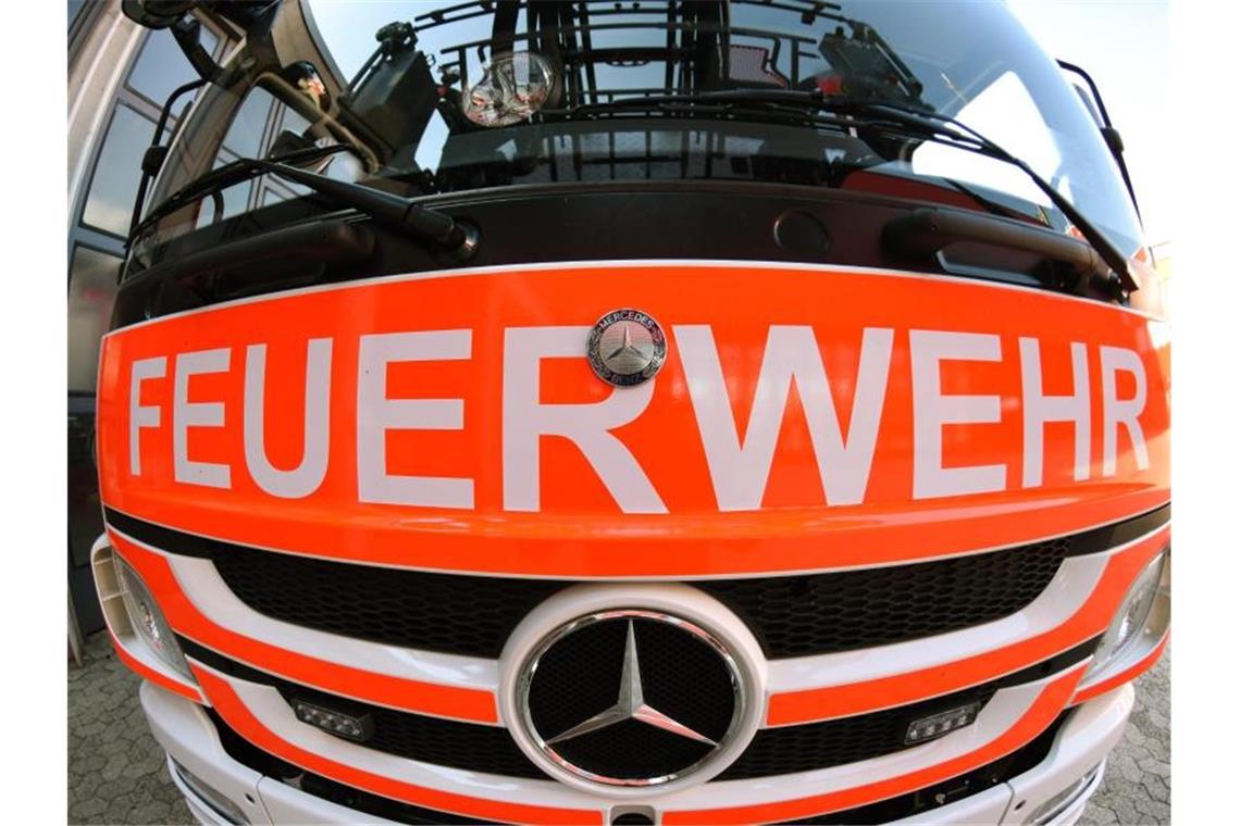 Ausfälle nach Brand in Stuttgarter S-Bahn-Tunnel Frontansicht eines Löschfahrzeugs. Foto: Patrick Seeger/Archivbild