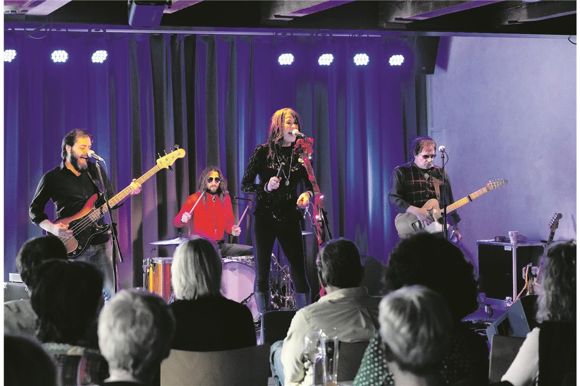 Frontfrau Lee aus Texas mit ihren Musikern aus Italien rockte die Hagenbach-Bühne. Foto: J. Fiedler