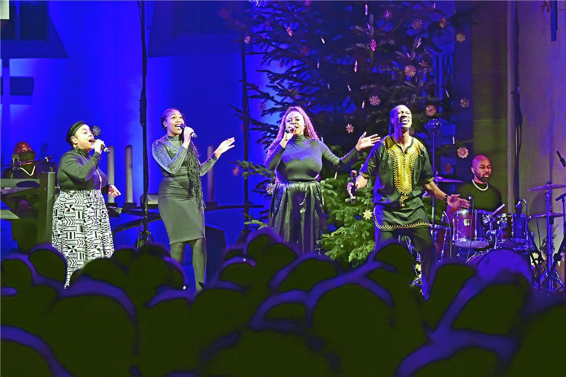 The Gospel People begeistern Backnanger Publikum Frontman Owen Nixon (Sänger rechts) ist das Herz der Gruppe. Doch alle Mitglieder der Gruppe sind großartige Sänger. Foto: Tobias Sellmaier