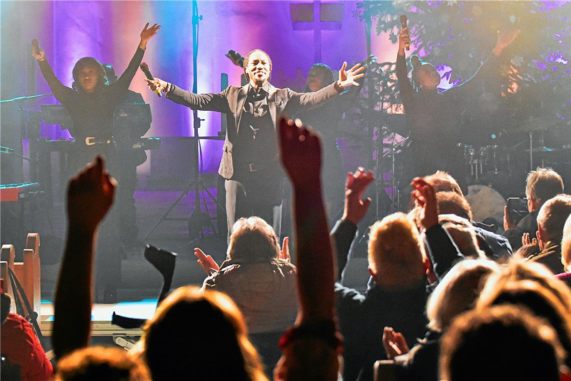 Frontmann Owen Nixon animiert das Publikum zum Mitmachen und Mitsingen.