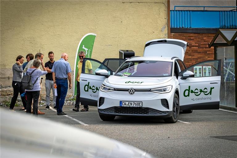 Früh dran: Die Gemeinde Allmersbach im Tal weiht im September 2022 eine Ladestation von Deer nahe dem Rathaus ein. Archivfoto: Alexander Becher