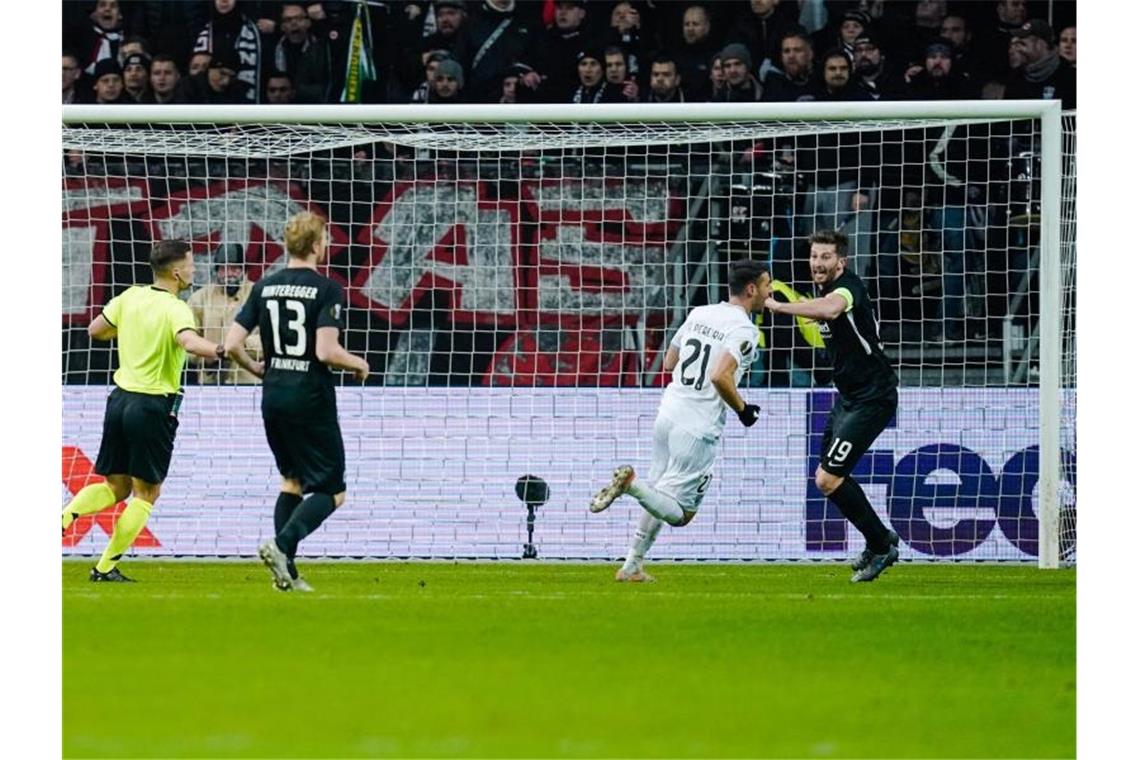 Trotz Heimpleite: Frankfurt zieht in K.o.-Runde ein Früher Eintracht-Schock: Bereits in der 8. Minute zappelte der Ball im Frankfurter Tor. Foto: Uwe Anspach/dpa