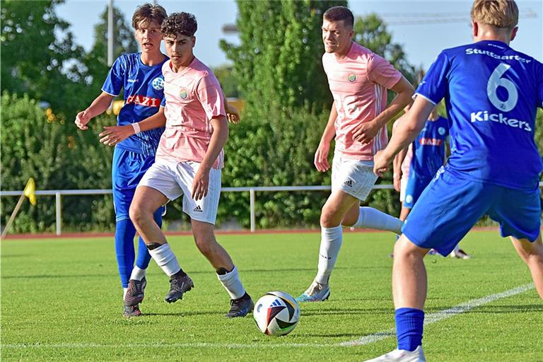 Früher für die TSG Backnang, nun für die besondere Elf von International United im Einsatz: Mohammad Maderati (Mitte). Foto: Tobias Sellmaier