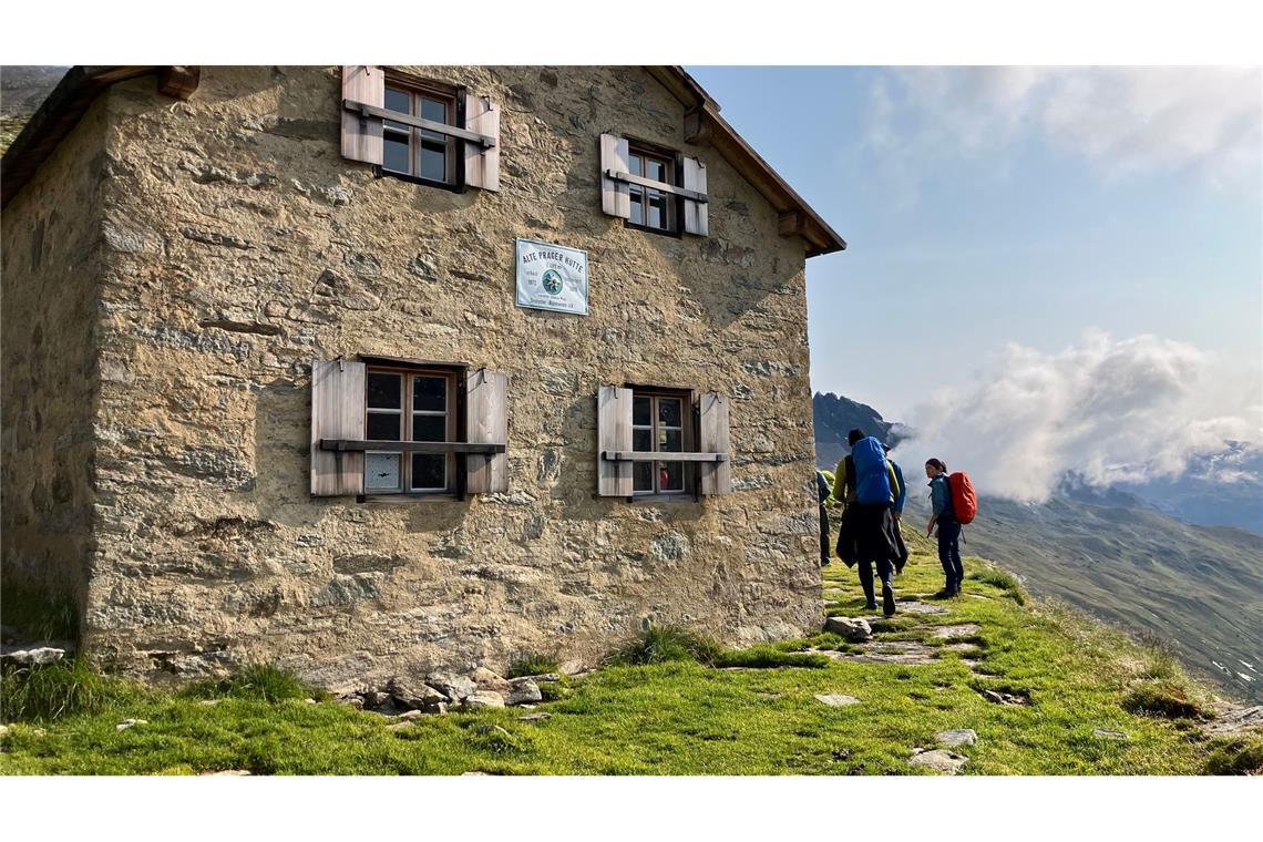 Früher ging der Gletscher direkt an der alten Prager Hütte vorbei, heute weiden in der Region Schafe.