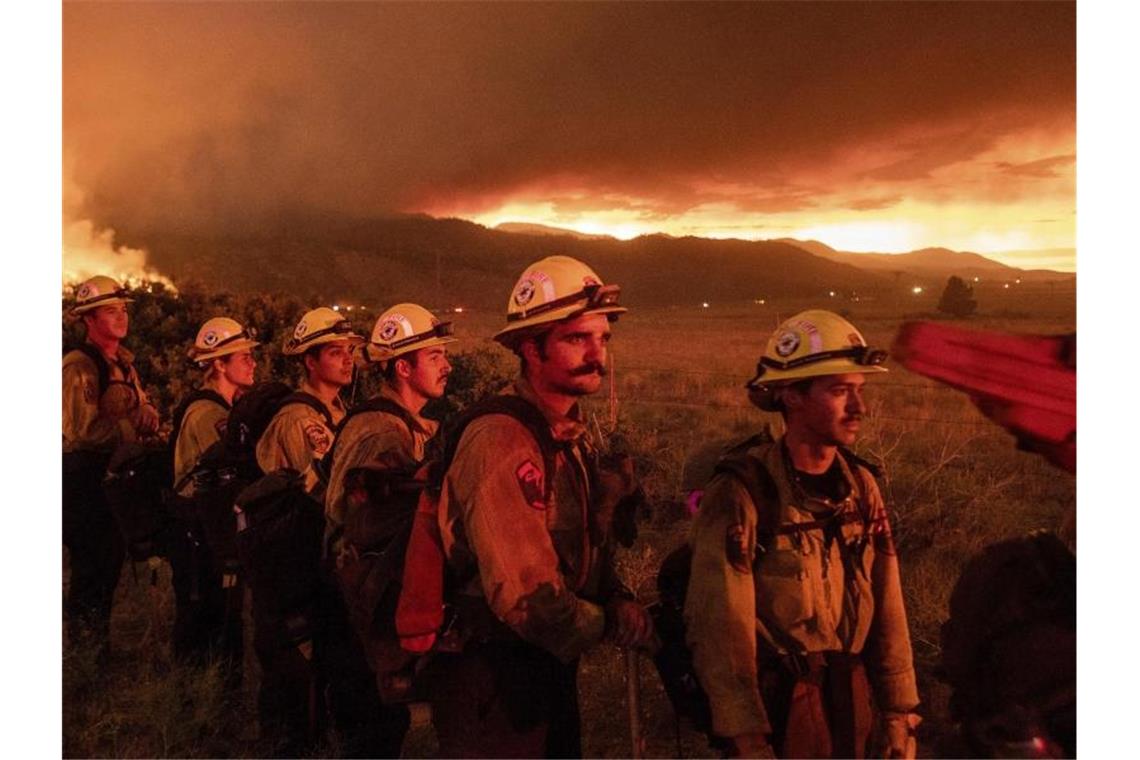 Meteorologen erwarten extreme Hitzewelle im Westen der USA Früher Start der Waldbrandsaison: Bei Trockenheit und Sommerhitze brennt es im Westen Nordamerikas an vielen Stellen. Hier kämpfen Feuerwehrleute gegen das Sugar Fire bei Doyle. Foto: Noah Berger/AP/dpa