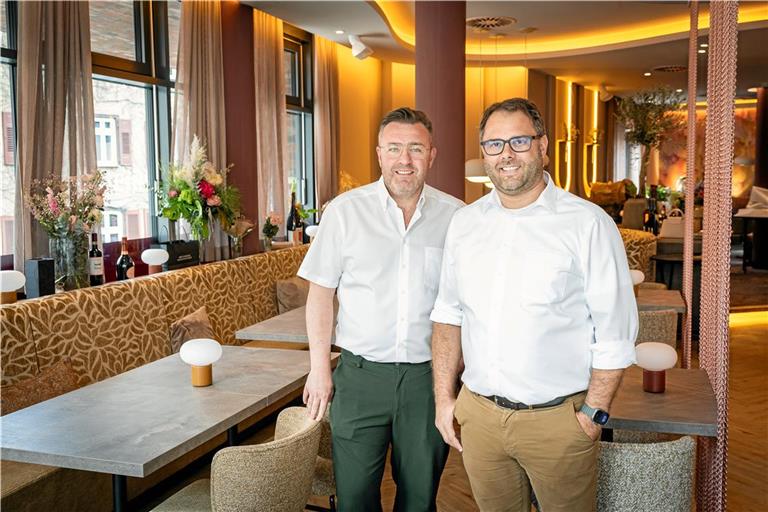 Früher war Andreas Benignus (rechts) gerne zu Gast bei Toni Wahl, als dieser noch das „Lamm“ in Großaspach betrieb. Nun haben sich die beiden Unternehmer zusammengetan und eröffnen in Backnang das Restaurant Beppo.Fotos: Alexander Becher