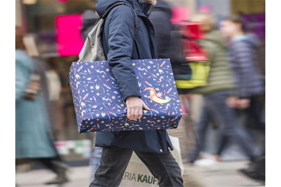 Weihnachtsgeld vorzeitig auszahlen? Handel ist zurückhaltend Frühere Weihnachtsgeld-Zahlungen könnten den Einzelhandel stärken und die Weihnachtseinkäufe entzerren. Foto: Frank Rumpenhorst/dpa