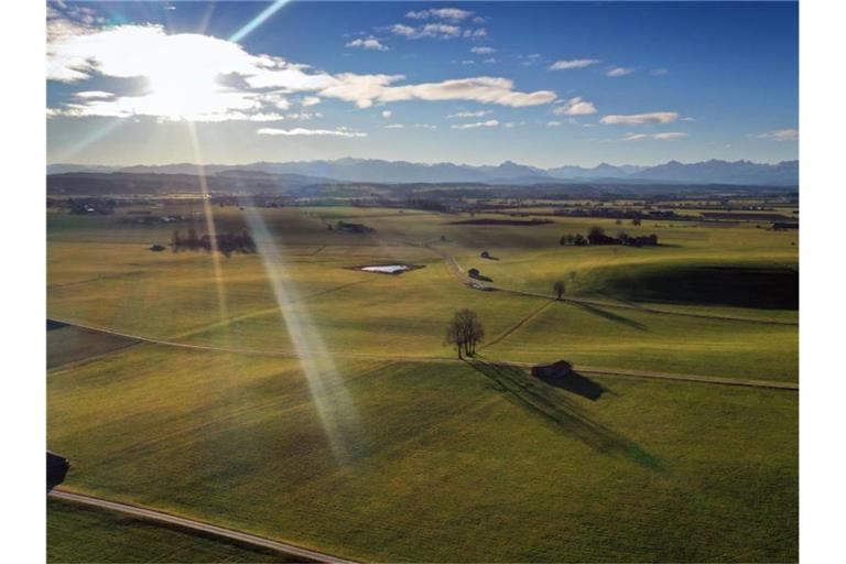 Frühlingshaftes Wetter im bayerischen Ruderatshofen. Foto: Karl-Josef Hildenbrand/dpa