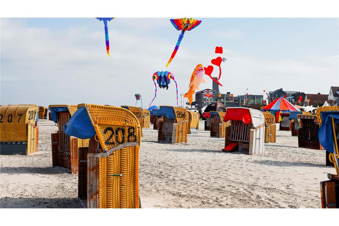 Bilder des Tages Frühlingstemperaturen - Großdrachen fliegen über dem Strand in Laboe.