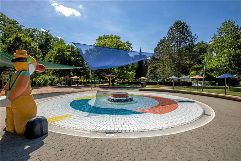 Frühmorgens noch kein Problem, doch wenn die Massen ins Backnanger Freibad strömen, sorgt vor allem das Toilettenhäuschen im Bereich des Kleinkinderbeckens für Unmut. Foto: A. Becher