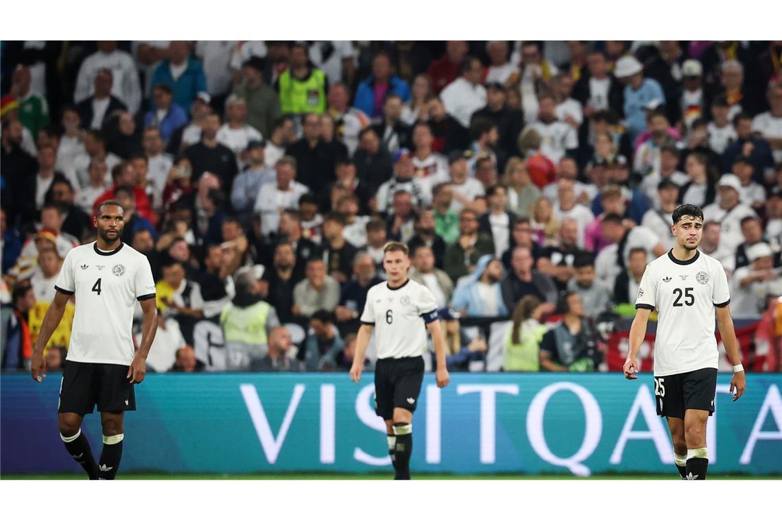Frust nach dem Portugal-Spiel: Der Neu-Münchner Jonathan Tag (l), Kapitän Joshua Kimmich (M) und Aleksandar Pavlovic (r).