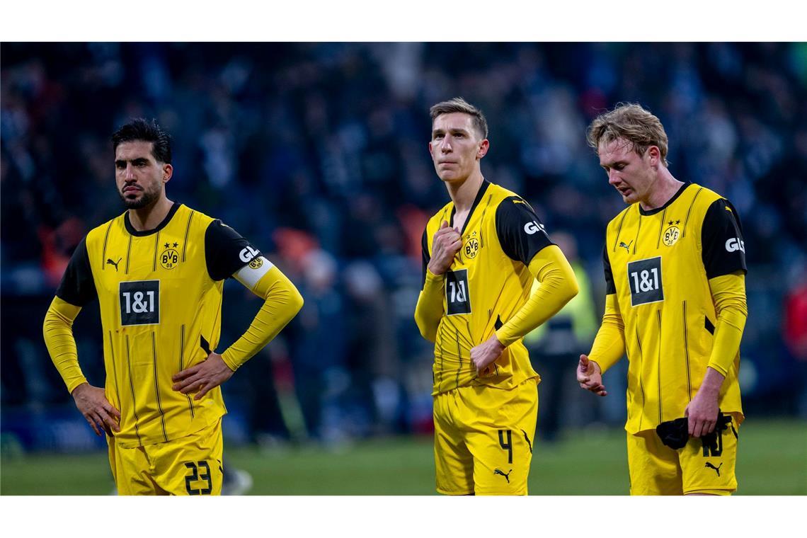 Frust und Ratlosigkeit: Dortmunds Emre Can (l-r), Nico Schlotterbeck und Julian Brandt