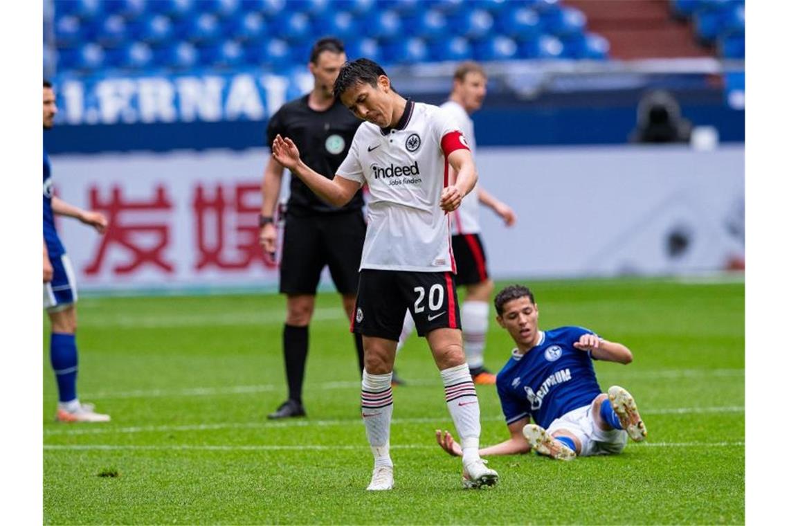 „So gut wie vorbei“: Frankfurt-Einbruch auf Zielgerade Frustriert: Makoto Hasebe nach der Frankfurter Niederlage auf Schalke. Foto: Guido Kirchner/dpa
