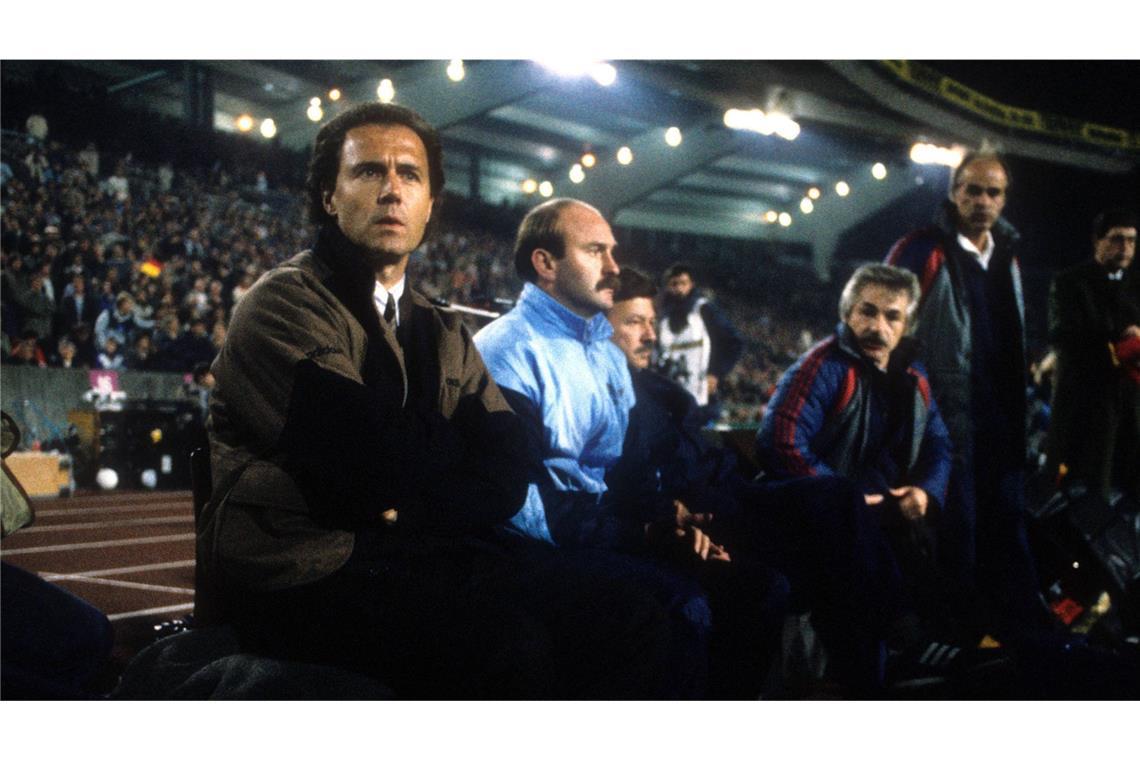 Das DFB-Team in Stuttgart – zehn Highlights der Fußball-Geschichte Frustrierte Blicke auf der Trainerbank: 1985 erleidet Deutschland unter Trainer Franz Beckenbauer (links) beim 0:1 gegen Portugal seine erste Niederlage in der WM-Qualifikation. Mittelfeldspieler Carlos Manuel erzielt den Siegtreffer für die Gäste. Letztendlich qualifizieren sich beide Länder erfolgreich für die WM 1986 in Mexiko.