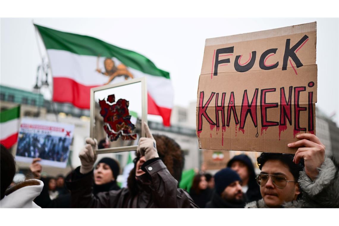 "Fuck Khamenei", steht auf einem Schild während einer Demonstration zur Unterstützung der landesweiten Massenproteste gegen die Regierung im Iran.