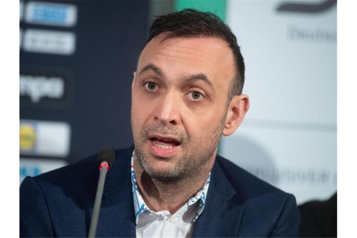 Saison durch Gehaltsverzicht? Handball hofft auf Solidarität Füchse-Manager Bob Hanning hat immer noch die Hoffnung, die Saison zu Ende spielen zu können. Foto: Julian Stratenschulte/dpa