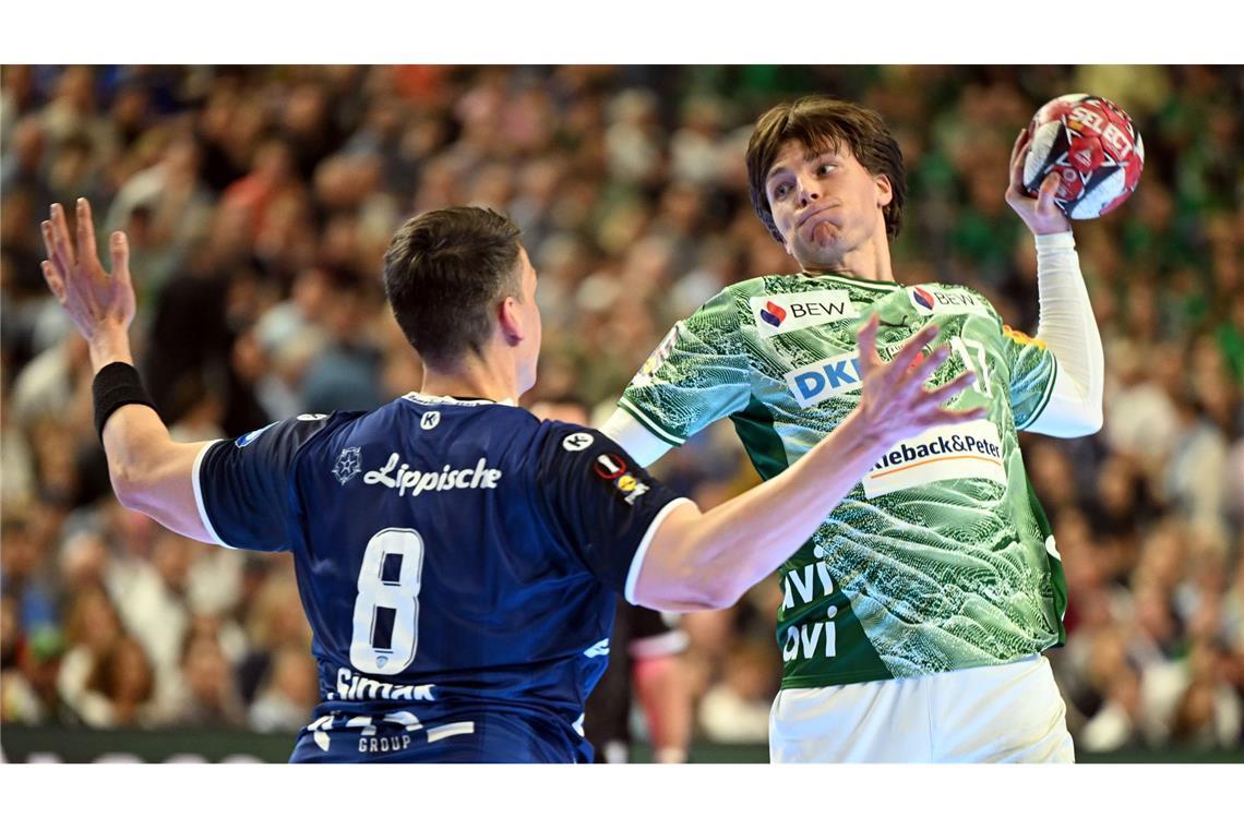 Füchse-Nationalspieler Nils Lichtlein setzt zum Wurf gegen Lemgos Frederik Simak an