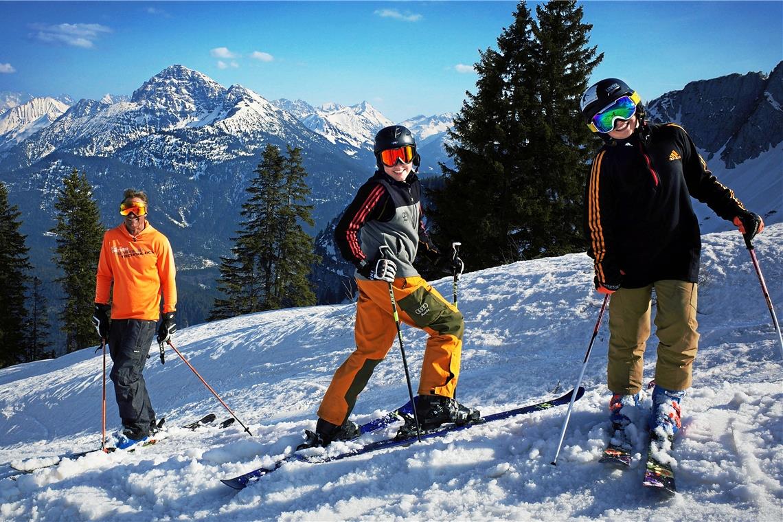 Viel Aufwand für den Spaß im Schnee Fühlen sich wohl, wenn sie in den Wintermonaten mit Ski an den Füßen in der weißen Pracht aktiv sein können: Frieder Beck und seine Kinder Xaver und Therese (von links). Fotos: F. Beck