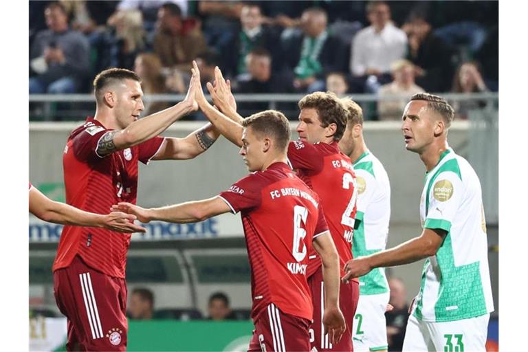 Fühlt sich beim FC Bayern wieder wohl: Niklas Süle (r). Foto: Daniel Karmann/dpa