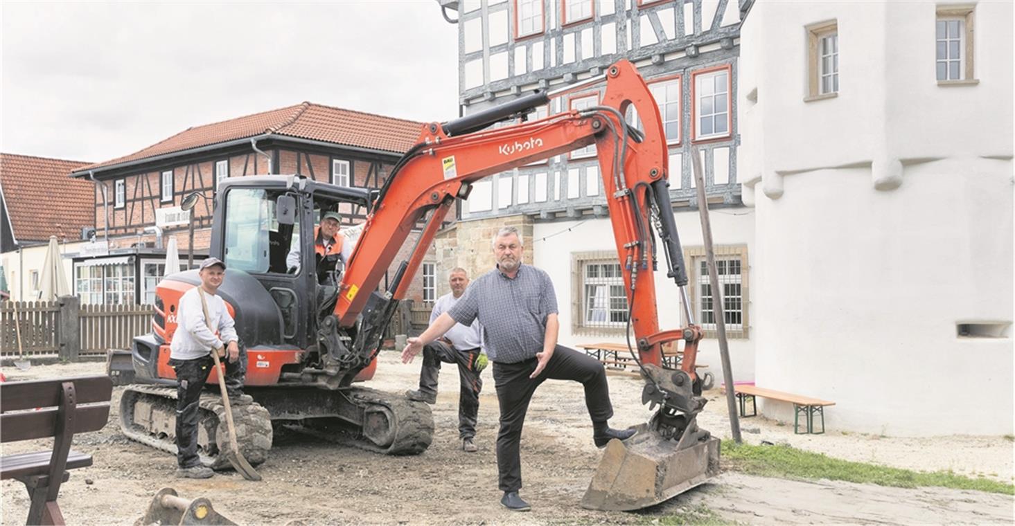 Das zerbrochene Rohr Fühlt sich von der Gemeinde im Stich gelassen: Andreas Walz, Geschäftsführer des Sulzbacher Brauhauses. Der Biergarten vorm Schlössle ist derzeit eine Baustelle, das zerbrochene Rohr aber wieder repariert. Vorerst hat Walz die Tische und Stühle direkt vor dem Brauhaus aufgestellt. Foto: J. Fiedler