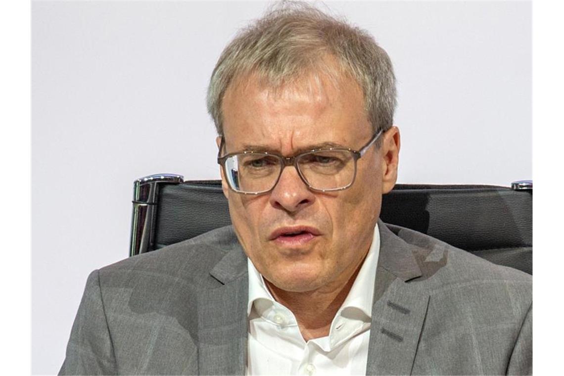 „Kicker“: DFL will Peters nicht als DFB-Chef vorschlagen Führt zusammen mit Rainer Koch interimsmäßig den DFB: Peter Peters. Foto: Andreas Gora/dpa