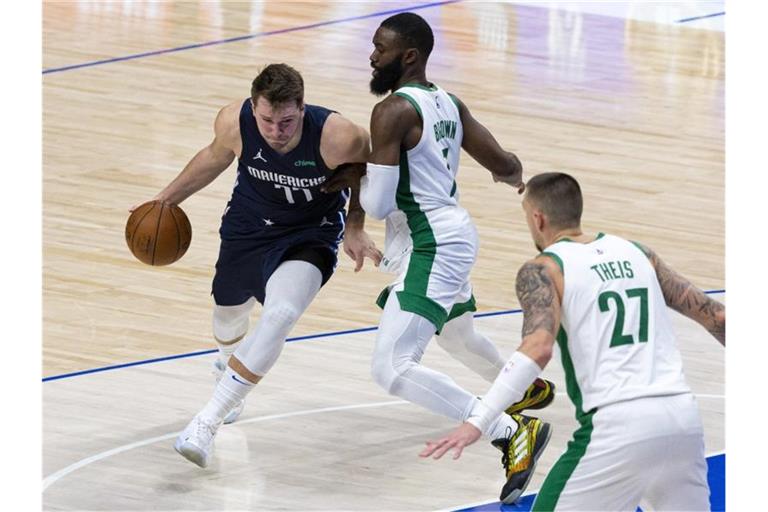 Führte die Dallas Mavericks zum Sieg gegen die Boston Celtics: Luka Doncic (l). Foto: Sam Hodde/AP/dpa