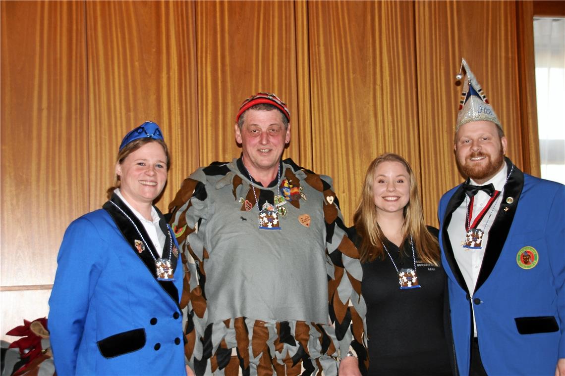 Führten gestern durch das diesjährige Maskenabstauben des Faschingsvereins Burgstetten im Florianhaus (von links): Danny Schäfer, Richard Sailer, Leah Sandeck und Marcel Clerici. Foto: A. Sturm