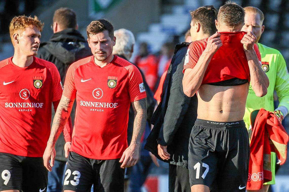 Führten zweimal und gingen am Ende trotzdem enttäuscht vom Platz: Großaspachs Regionalliga-Fußballer um David Hummel, Steven Lewerenz, Sebastian Schiek und Max Reule (von links). 2:3 verlor die SG Sonnenhof das Duell in Balingen. Foto: A. Becher