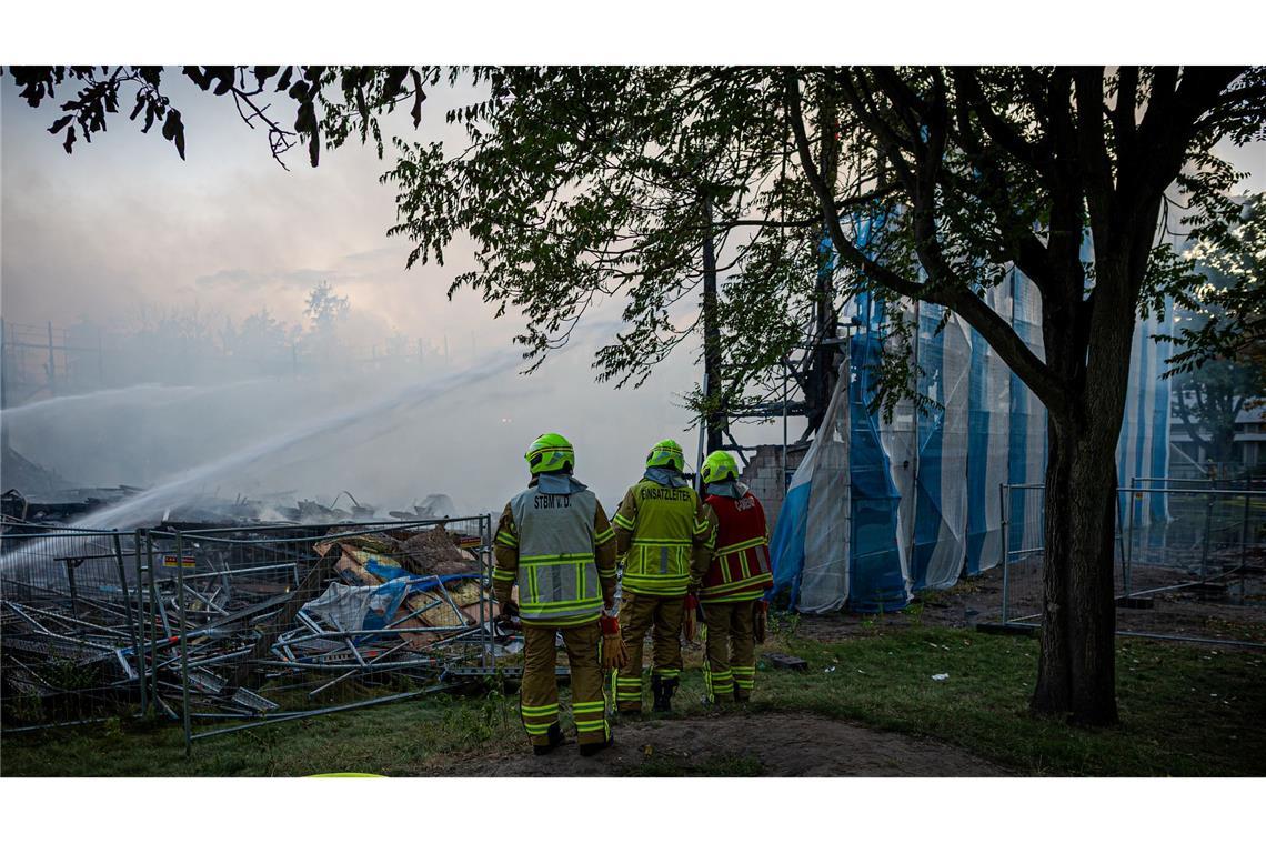 Führungskräfte der Feuerwehr besprechen sich bei dem Brand einer Sporthalle in Hannover.