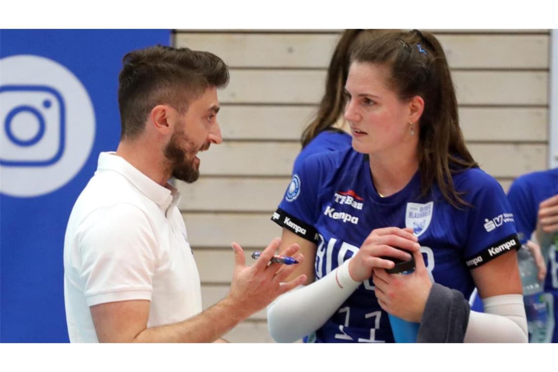 Führungskräftetreffen bei den Blaubären am Spielfeldrand: Kapitänin Frauke Neuhaus und Cheftrainer Manuel Hartmann