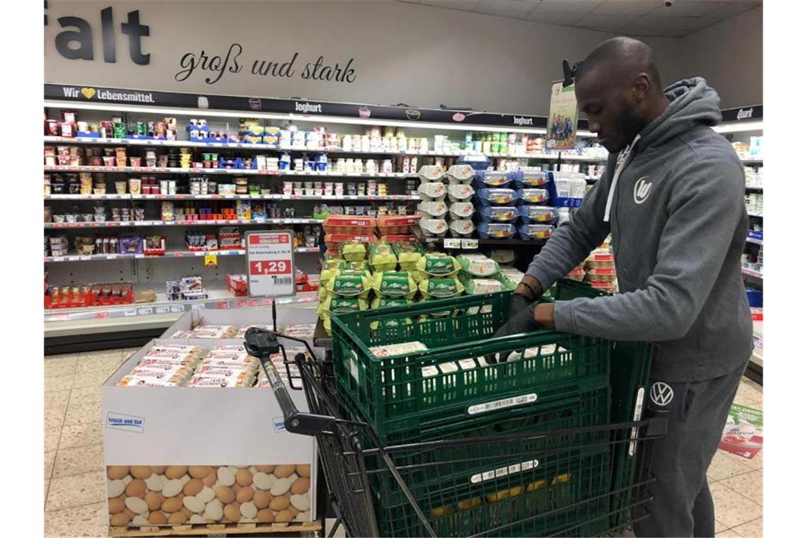 Füllte wie einige andere Wolfsburger Teamkollegen Regale in Supermärkten auf: VfL-Kapitän Josuha Guilavogui. Foto: -/VfL Wolfsburg/dpa