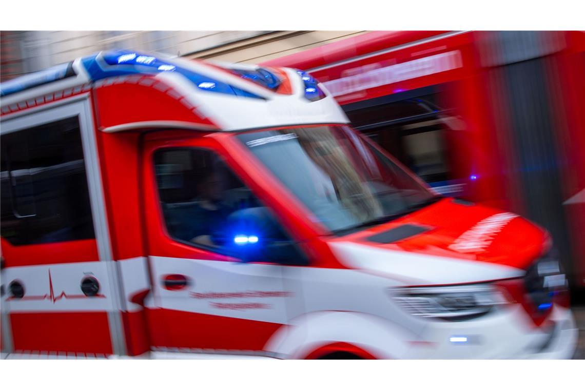 Fünf Bewohner des Hauses wurden in Krankenhäuser gebracht. (Symbolbild)