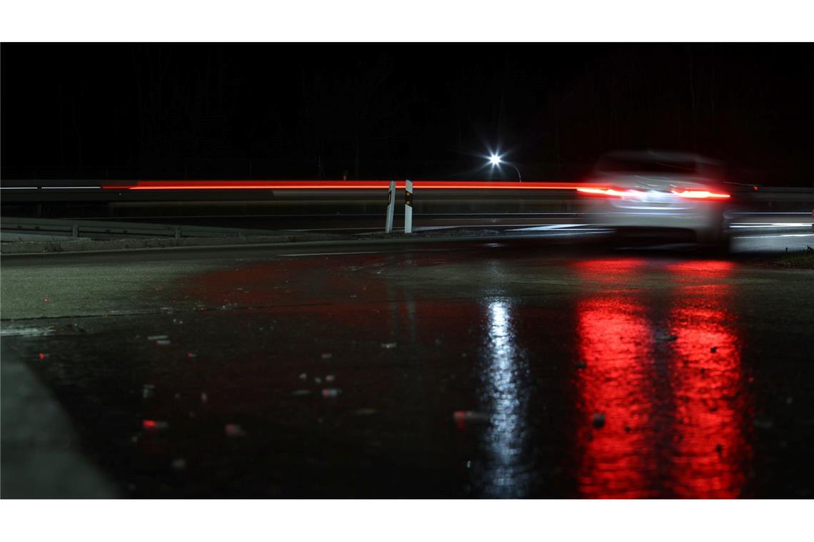 Fünf Fahrzeuge sind auf der A20 durch die glatte Straße verunfallt. (Symbolbild)