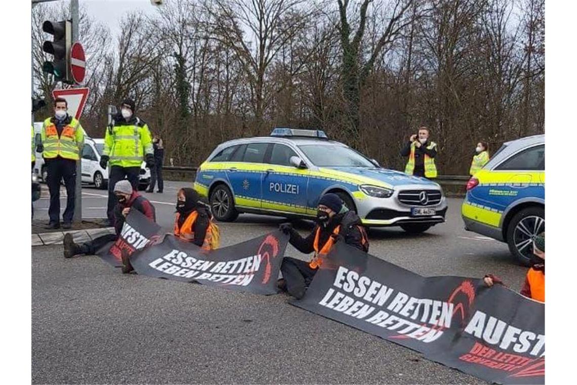 Fünf Klimaaktivisten haben die Abfahrt Freiburg-Nord der Autobahn 5 blockiert. Foto: -/Initiative „Letzte Generation“/dpa