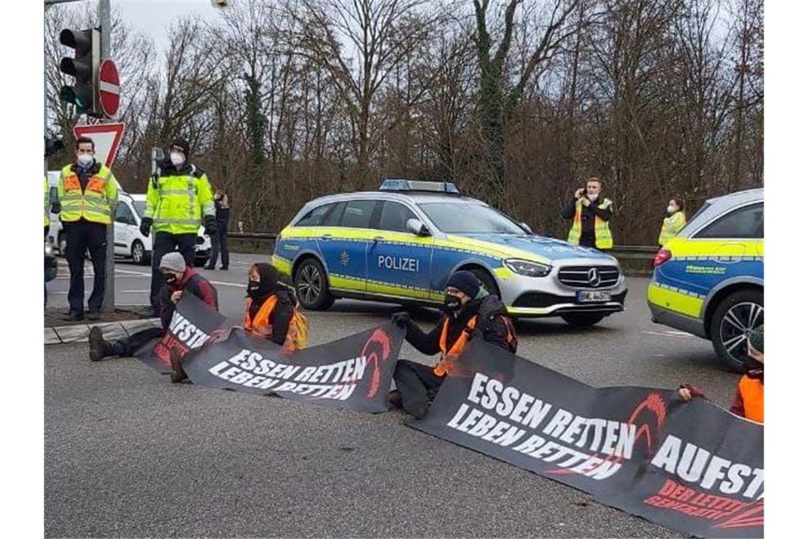 Klimaaktivisten blockieren Autobahnabfahrt