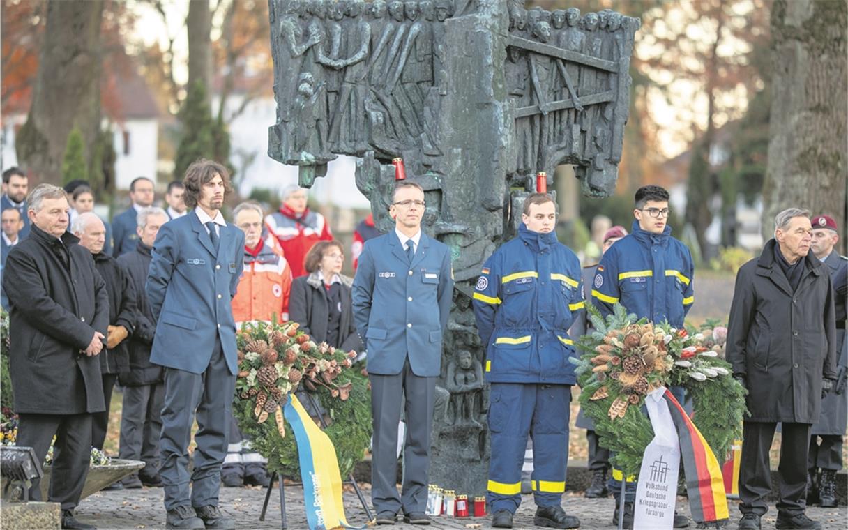 Mahnung zum Frieden Fünf Kränze werden am Mahnmal auf dem Backnanger Stadtfriedhof niedergelegt, unter anderem von Erstem Bürgermeister Siegfried Janocha (links) und Roland Idler vom Volksbund Deutsche Kriegsgräberfürsorge (rechts). Foto: A. Becher