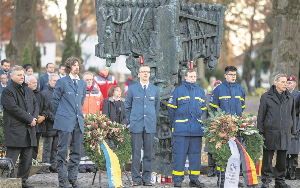 Fünf Kränze werden am Mahnmal auf dem Backnanger Stadtfriedhof niedergelegt, unter anderem von Erstem Bürgermeister Siegfried Janocha (links) und Roland Idler vom Volksbund Deutsche Kriegsgräberfürsorge (rechts). Foto: A. Becher