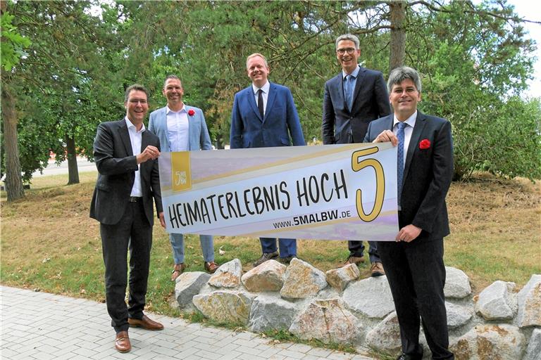 Fünf Landkreise kooperieren im Tourismus (von links): Richard Sigel (Landrat des Rems-Murr-Kreises), Arnold Schuhmacher (Ordnungsamtsleiter des Schwarzwald-Baar-Kreises), Matthias Neth (Landrat des Hohenlohekreises), Andreas Honikel-Günther (Erster Landesbeamter des Kreises Ravensburg) und Martin Kistler (Landrat des Kreises Waldshut). Foto: Landratsamt Rems-Murr