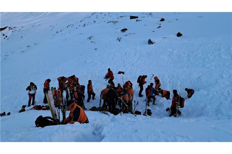 Fünf Menschen sind infolge von zwei Lawinenabgängen in Österreich gestorben.