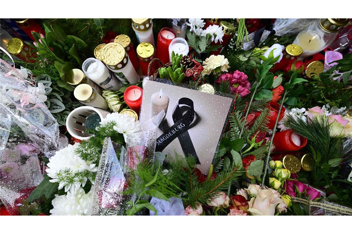 Hunderte Menschen versammeln sich bei Mahnwache