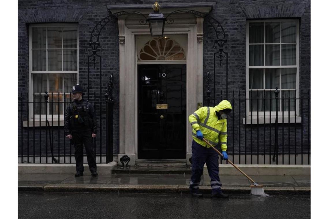 „Kollaps“ in Downing Street: Johnson zunehmend isoliert Fünf Mitarbeiter verlassen die Downing Street 10. Ein Problem für den Premierminister Boris Johnson. Foto: Alberto Pezzali/AP/dpa