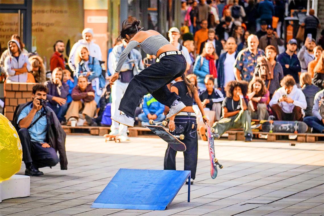 Innenstadt verwandelt sich in Skatepark Fünf Tage lang eroberten Skater die Stadt – auch vor dem Stuttgarter Rathaus zeigten sie ihre Tricks.