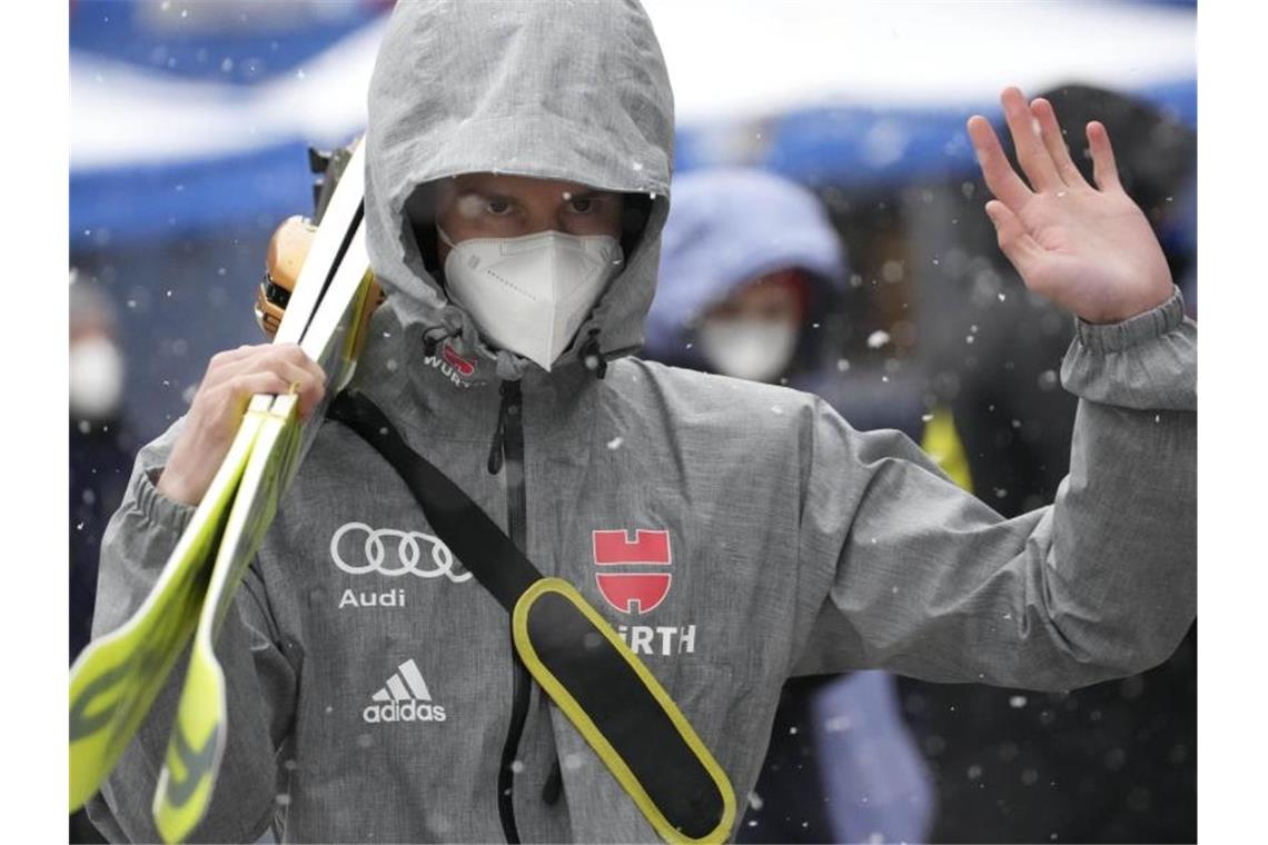 Skisprung-Trio qualifiziert - Kobayashi wieder Sieger Fünfter bei der Qualifikation: Karl Geiger. Foto: Matthias Schrader/AP/dpa