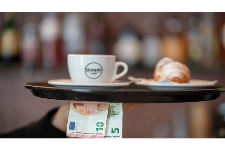 Für 13,90 Euro die Stunde wird kaum jemand in der Gastronomie schuften wollen.