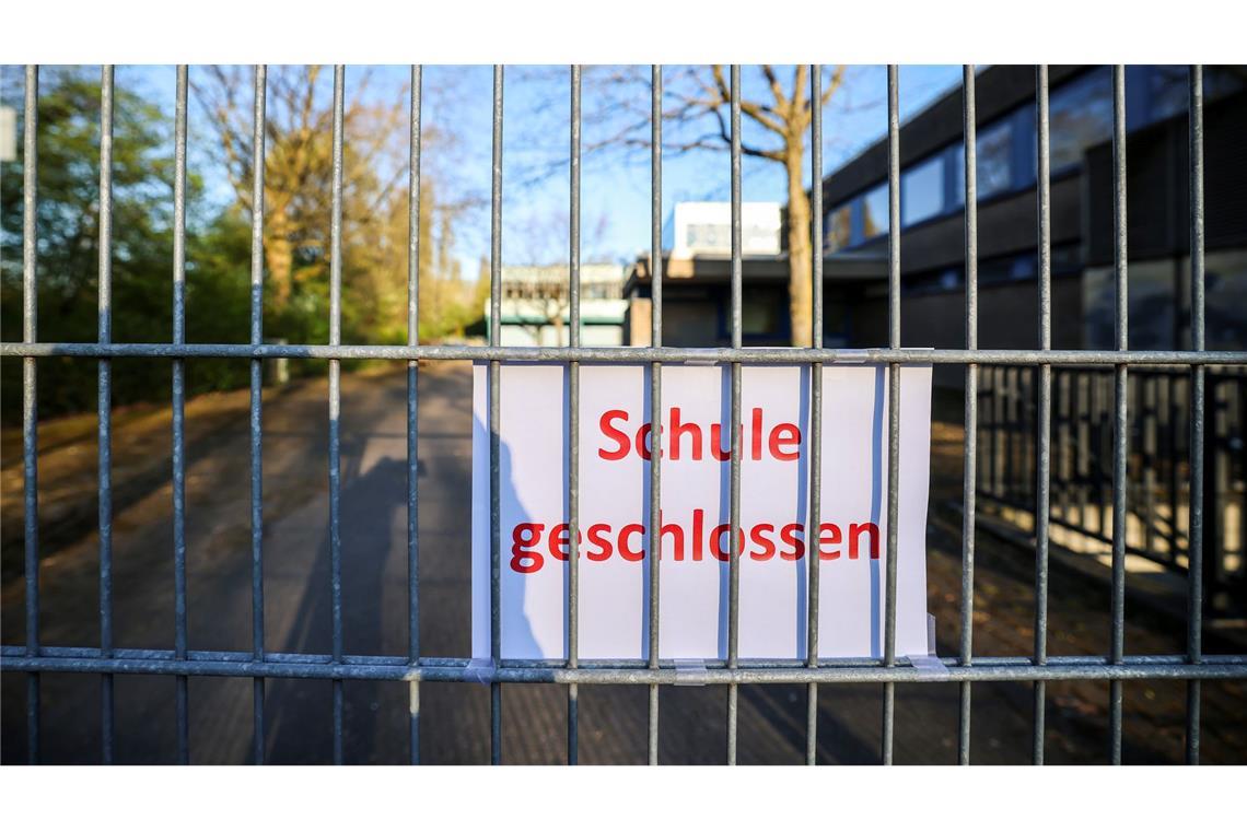 Schulschließungen: Verfasser rechter Drohschreiben gesucht Für 18.000 Schülerinnen und Schüler fand am Montag in Duisburg wegen einer unklaren Bedrohungslage kein Unterricht vor Ort statt.