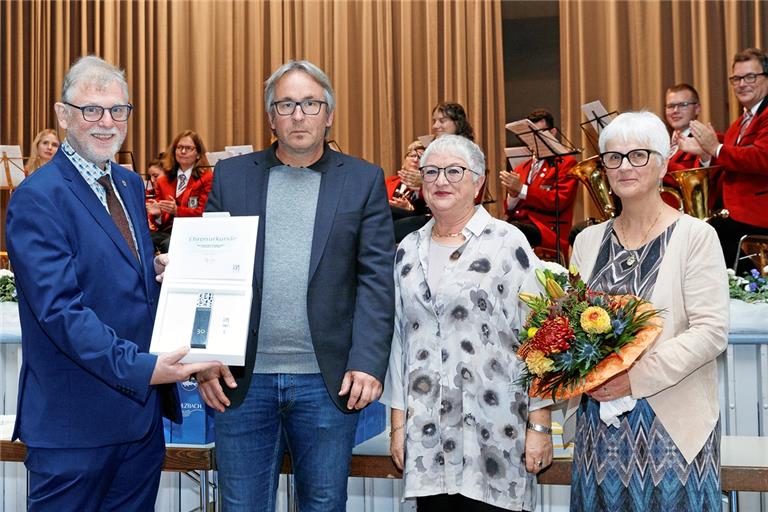 Für 30 Jahre im Amt wurde Sulzbachs Bürgermeister Dieter Zahn (links) geehrt, seine Frau Martina (rechts) erhielt einen Blumenstrauß, die Gemeinderäte Steffen Schmidt und Edelgard Löffler übergaben die Urkunde.